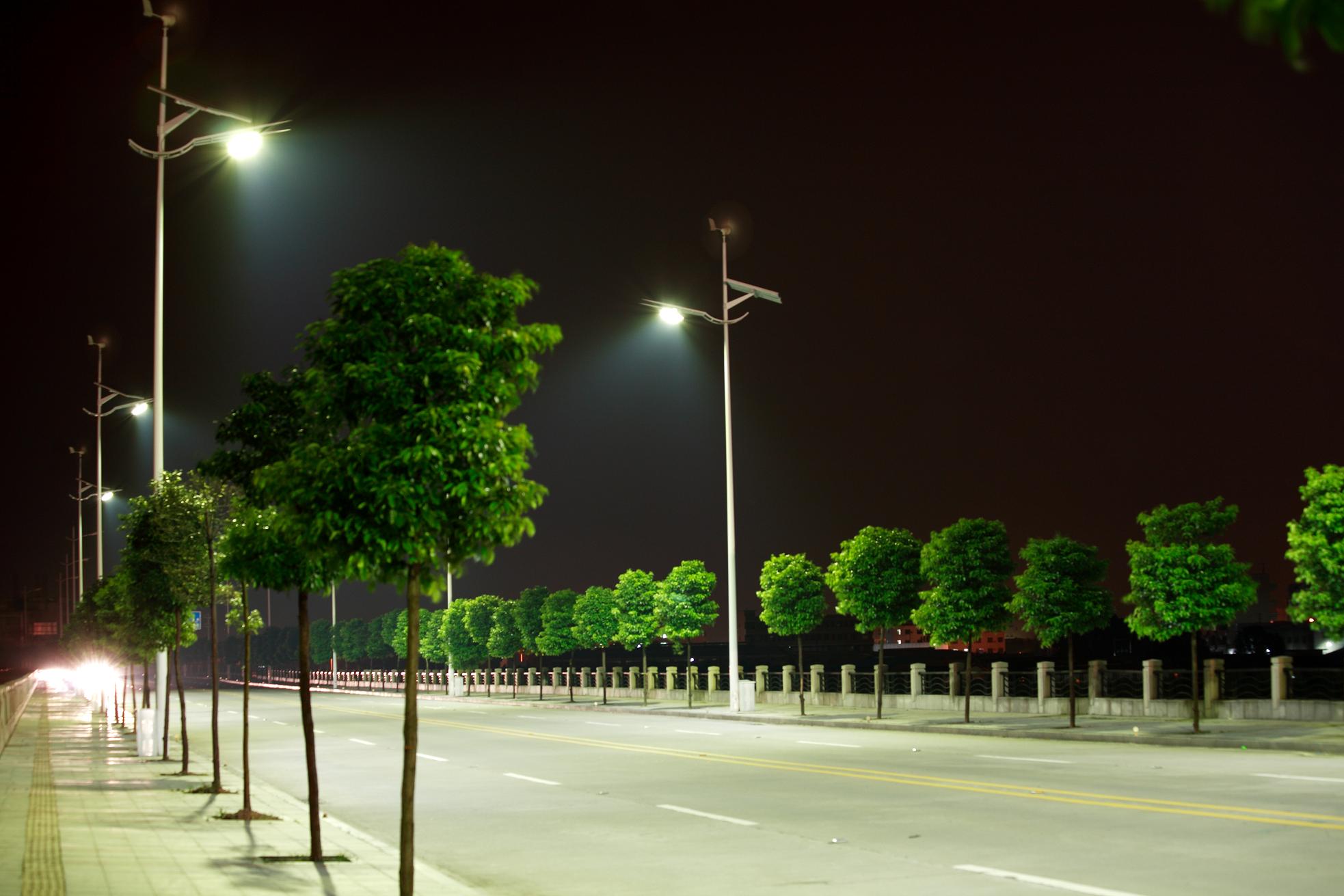Уличный источник света. Уличное освещение. Уличное освещение города. Светодиодные столбы освещения. Светодиодное наружное освещение.